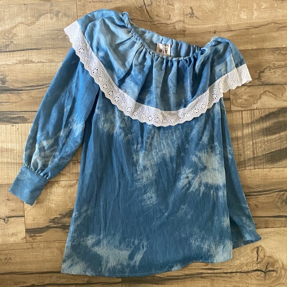 NWT 5RUE denim one shoulder dress w white eyelet ruffle trim Sz Medium MSRP $192 - Picture 3 of 15